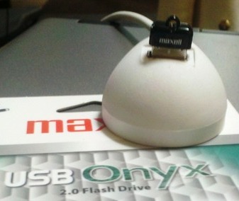 maxell onyx in usb port cropped